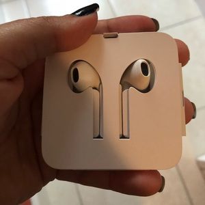 Apple Earpods with lightning port📱